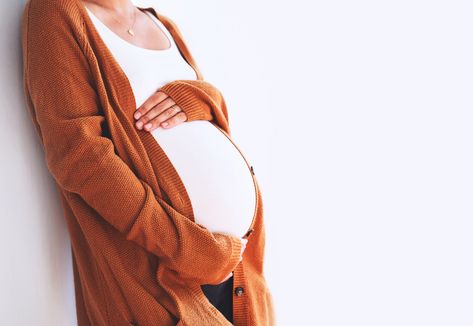 Morning sickness can be so difficult. There are some foods you can include in your diet to try to alleviate symptoms of uneasiness and nausea. Bump Outfits, Family Vision, Pregnant Bellies, Pregnancy Pain, In My Mom Era, Pregnant Fashion, Pregnant Outfits, Pregnancy Art, High Risk Pregnancy