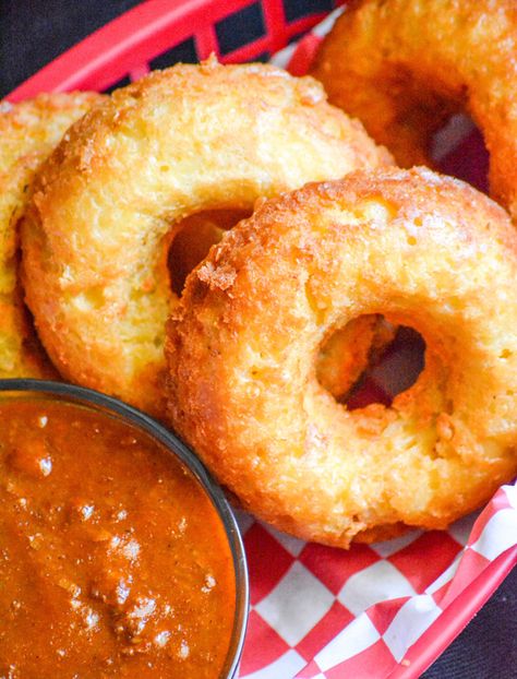 mac and cheese donuts | Once you start down the road of home made mac and cheese, there’s no ... Savory Donut Ideas, Savory Doughnut, Donut Shaped Food, Cheese Pasta Dishes, Savory Donuts Recipe, Savory Donuts, Fried Mac And Cheese, Homemade Egg Rolls, Making Mac And Cheese