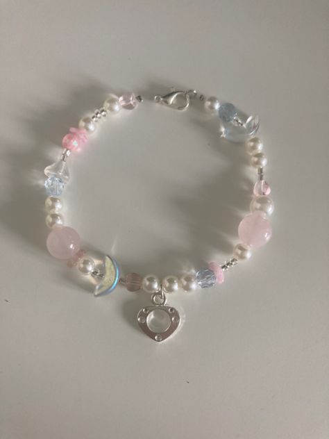 #beadedbracelet #beads #heart Bracelet Keychains, Pretty Jewelry Necklaces, Beading Jewelery, Diy Bracelet Designs, Beaded Jewelry Designs, Jewelry Accessories Ideas, Pretty Bracelets, Beaded Bracelets Diy, Cute Bracelets