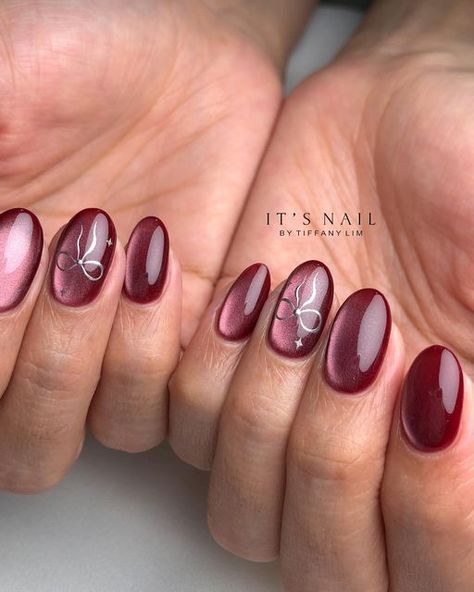 Cateye Red Nails, Christmas Cateye Nail, Plum Cat Eye Nails, Maroon Jelly Nails, Cateye Nailart Korean, Maroon And Silver Nails, Diwali Nail Art Designs, Dark Red Jelly Nails, Nailart Cateye