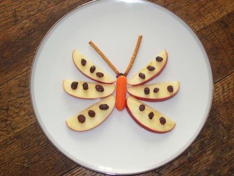 Food art for kids isn't just for fun. This Butterfly Snack is a creative way to serve your kids a nutritious snack. | Meal Planning Mommies Butterfly Snacks, Apple Snacks, Decorações Com Comidas, Food Art For Kids, Cute Snacks, Fun Snacks For Kids, Kid Food, Toddler Snacks, Breakfast On The Go