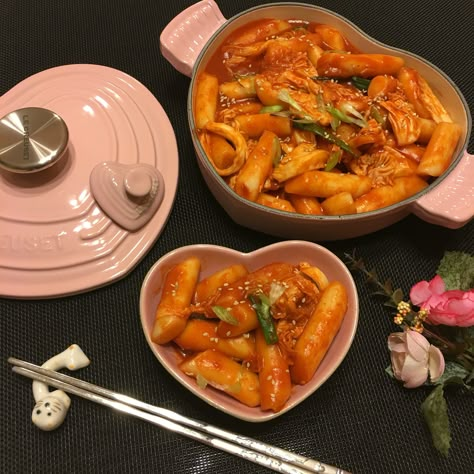 Korean Tteokbokki Recipe, Korean Food Snacks, Hogwarts Food, Korean Food Photo, Korean Tteokbokki, Tteokbokki Recipe, Aesthetic Food Pics, Yummiest Food, Food Polls