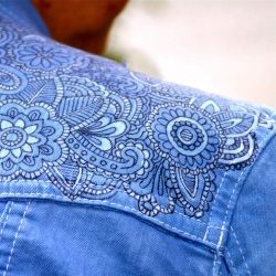 Tutorial shows you how to "tattoo" a denim jacket using a sharpie marker, glue, and fabric dye. Denim Embellishment, How To Tattoo, Tattoo Tutorial, Embellishment Ideas, Sharpie Crafts, Jacket Details, Fabric Dye, Denim Projects, Sharpie Marker