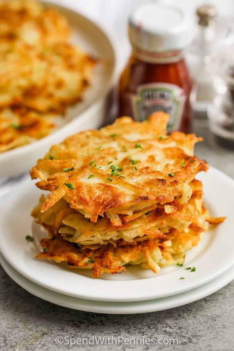 This homemade hashbrowns recipe is made with 4 ingredients including shredded potatoes. Pressed and pan-fried (then baked), they are the perfect portable snack or breakfast side dish. Make a big batch and freeze the leftovers to grab on busy mornings. #spendwithpennies #homemadehashbrowns #homemadeshreddedhashbrowns #shreddedhashbrowns Homemade Hashbrown Recipes, Shredded Hashbrown Recipes, Shredded Hashbrowns, Hashbrown Casserole Easy, Homemade Hashbrowns, Breakfast Sides Dishes, Shredded Hash Browns, Main Food, Shredded Potatoes