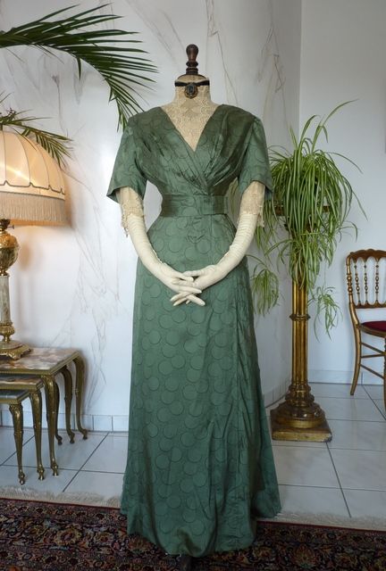 Edwardian Green Silk Day Dress, ca. 1912 Edwardian Gowns, Fashion 1910, 1900s Fashion, 1910s Fashion, Edwardian Dress, 20th Century Fashion, Old Dresses, Antique Dress, Vintage Gowns