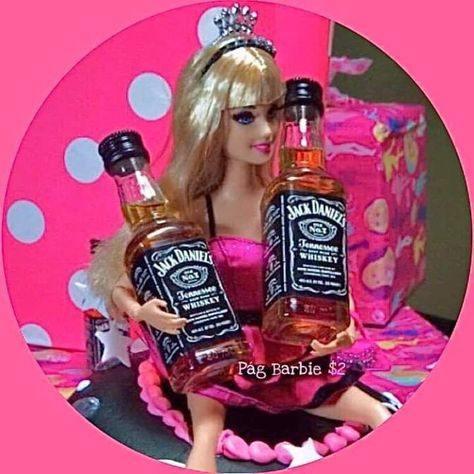 Barbie Bebe, Jack Daniel's Tennessee Whiskey, Bad Barbie, Cute Wallpapers Quotes, Barbie Dream, Cartoon Memes, Instagram Blog, Cool Halloween Costumes, Barbie Girl