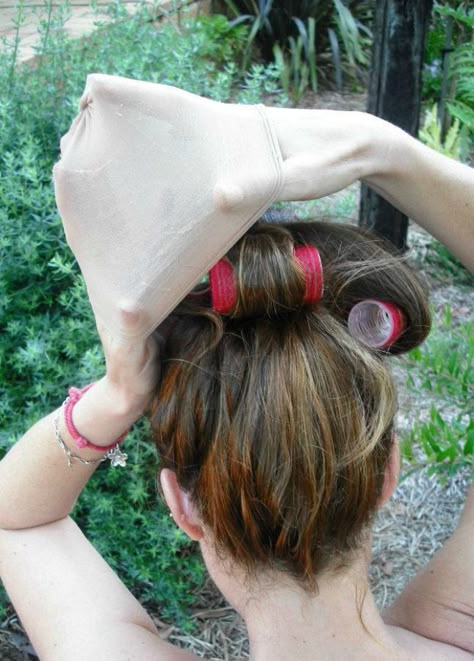 Get tons of volume while you sleep with a stocking. Put your hair in a high pony, wrap a few Velcro rollers in the pony and cover it with a stocking. In the morning, take the rollers out, toss your hair a few times and head for the door. Link: http://www.foxinflats.com.au/2011/12/awesome-hair-overnight-stocking-stiff-drink/ 10 Ways to Wake Up With Lovely Locks | Brit + Co Velcro Curlers, No Heat Curls, Heat Curls, High Pony, Overnight Hairstyles, Overnight Curls, Hair Tricks, Hair Rollers, Beauty Tricks