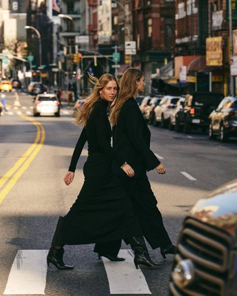 https://www.instagram.com/ardasarper/ Cecilie Moosgaard, Street Fashion Photoshoot, Nyc Photoshoot, Minimalist Street Style, City Shoot, Fashion Walk, Nyc Aesthetic, Nyc Street, The Big Apple