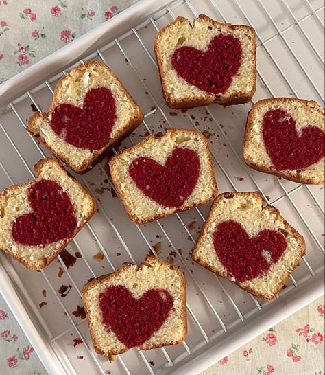 #baking #cake #baking #bakingrecipe #heartpoundcake Savory Dessert, Gourmet Sweets, Widget Aesthetic, Dessert Platter, Sweet Treats Desserts, Instagram Heart, Dessert Bites, Creative Desserts, Fruity Desserts