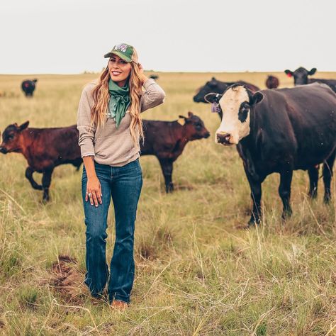 Whitney Benton on Instagram: “Smiling cause it’s almost @yellowstone time. 🙌🏻 | Outfit from : @lazyjranchwear  @whipin_wildrags  @kimesranchjeans @ruralhaze | Photo:…” Western Senior Picture Ideas, Western Photoshoot Ideas, Country Best Friends, Western Photo Shoots, Female Cow, Scarf Luxury, Western Photoshoot, Wild Rags, Western Photo