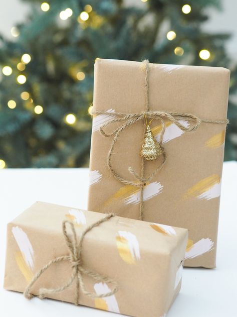 Gift Wrapping Ideas For Wedding, Fancy Gift Wrapping Ideas, Painted Wrapping Paper, Fancy Gift Wrapping, Homemade Wrapping Paper, Present Wrapping Ideas, Giftwrap Ideas, Diy Christmas Wrapping Paper, Wrapping Paper Ideas