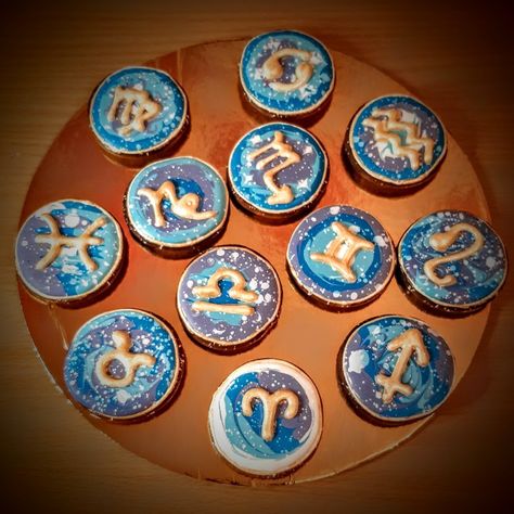 Zodiac Cookies, 17 Birthday, Cupcake Wars, Cupcake Cake Designs, 17th Birthday, Royal Icing, Gingerbread Cookies, Cupcake Cakes, Zodiac Signs