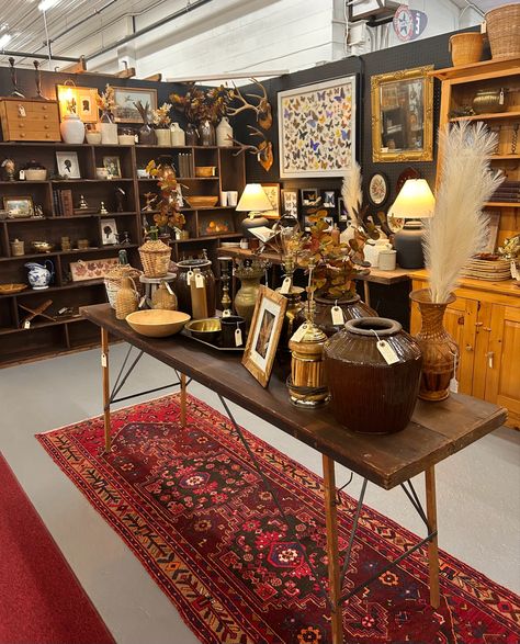 Vintage Vendor Booth, Booth Layout, Flea Market Flip Ideas, Antique Booth Ideas Staging, Vintage Booth Display Ideas, Antique Mall Booth Ideas, Vintage Market Booth, Vintage Store Ideas, Antique Store Displays