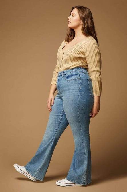 Flare Jeans Outfit, Look Plus Size, Jean Trends, Denim Trends, Stylish Plus, Vintage Vibe, Plus Size Jeans, Look Plus, Looks Vintage