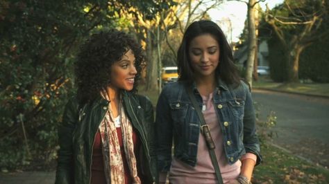 Emily And Maya, Pll Season 1, Pll Outfits, Emily Fields, Pll Fashion, Tv Show Couples, Brenda Song, Drama Tv Shows, Caroline Forbes