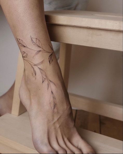 Tatoo Dog, Classy Tattoos For Women, Wrap Tattoo, Ankle Tattoos For Women, Anklet Tattoos, Foot Tattoos For Women, Leg Tattoos Women, Pretty Tattoos For Women, Classy Tattoos