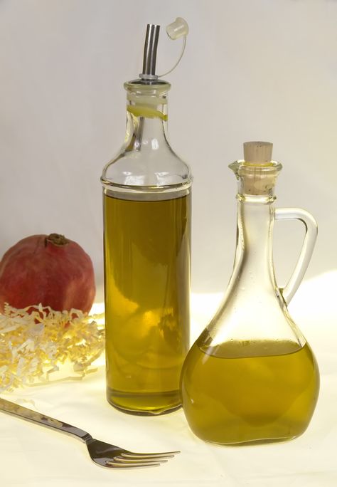 Be sure to include healthy fats in your meals.... detail sin Windermere Sun at: windermeresun.com/2016/08/02/be-sure-to-include-healthy-fats-medium-chain-fatty-acidstriglycerides-in-your-meals/ Gallbladder Diet, Olive Oil Benefits, Gall Bladder, Healthy Pantry, Dipping Oil, Healthy Benefits, Natural Pain Relief, Healthy Oils, Health Guide