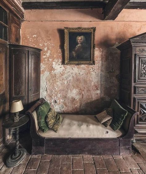 Instagram Kino Box, Medieval House, Moody Interiors, Old Manor, Italian Interior, Ivy House, Medieval Houses, Cottage Interiors, Manor Houses