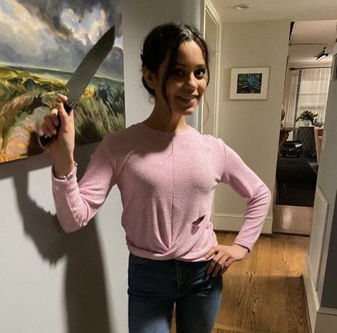 Jenna Ortega bts as tara carpenter from scream (2022) Tara Carpenter, Scream 5, Scream Cast, Scream Franchise, Halloween Wallpaper Cute, Scream 6, Scream Movie, Friend Outfits, Jenna Ortega