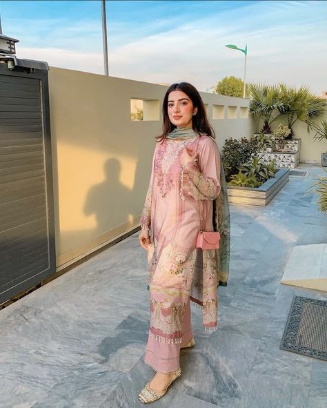 @aimenhussaiin on IG Indian Pakistani Dresses, Pakistan Outfits Casual, Pakistani Everyday Wear, Pakistani Outfit Ideas, Pakistani Casual Suits, Pakistani Suit Designs, Pakistani Suits Casual, Casual Pakistani Outfits, Pakistani Suit Design