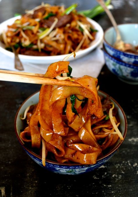 Beef Chow Fun Noodles (gon chow ngau ho, 干炒牛河) by thewoksoflife.com #beef #chaofun #noodle Recipes With Chow Me In Noodles, Crispy Noodle Chow Mein, Pan Fried Chow Mein Noodles, Chowfun Noodles, Beef Chow Fun Recipe, Chow Fun Noodles, Chinese Chicken Recipes, Asian Inspired Recipes, Asian Flavors