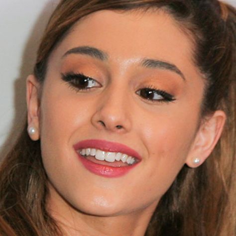 Ariana Grande Makeup | Steal Her Style Ariana Grande Eyes, Teeth Aesthetic, Vogue Makeup, Ariana Grande Makeup, Purple Eye Makeup, Makeup Icons, Perfect Teeth, Teeth Shape, Steal Her Style