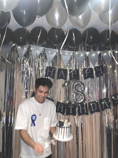 Man's Birthday Decoration, House Party Decorations Birthday Men, 18th Birthday Party Ideas Man, Party Decor Men Birthday, Birthday Decoration Ideas Black And Silver, Birthday Decorations For Men Simple, Birthday Decor Black And Silver, Silver Theme Birthday Party Decoration, Small Space Birthday Decoration