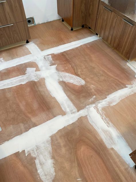 Leveling Subfloor Plywood, Install Vinyl Plank Flooring Diy, Plank Flooring Diy, Diy Wood Projects For Beginners, Diy Wood Countertops, Diy Wooden Planters, Plywood Subfloor, Flooring Diy, Vinyl Sheet Flooring