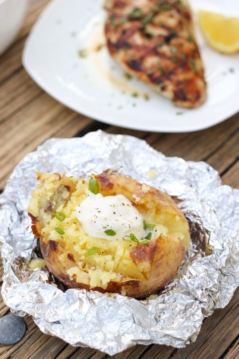 Grilled Baked Potatoes, Camping Snacks, Camping Dinners, Easy Camping Meals, Baked Potato Recipes, Campfire Food, Campfire Cooking, Camping Recipes, Best Comfort Food