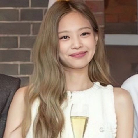 Jennie Light Brown Hair, Jennie Brown Hair, Jennie Blonde Hair, Brown Hair Kpop, Jennie Brown, Lighter Brown Hair Color, Brown Hair Icon, Kim Blonde, Lighter Brown Hair