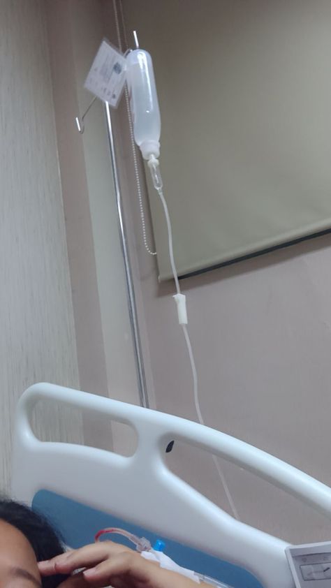 tenyata bisa di infus jga (๑˃̵　ᴗ　˂̵) In The Hospital Prank, Hospital Hand Pic, Hospital Snapchat Stories, Hospital Prank, Hospital Admit Pics, Hospital Snap, Hospital Pic, Hospital Snapchat, Injection Hand Pic