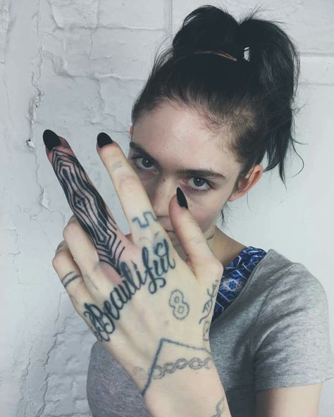 Grimes new tattoo Grime Tattoo, Hand Tattoo Images, Claire Boucher, Cactus Tattoo, 4 Tattoo, Aesthetic Tattoo, Tattoo Removal, Finger Tattoos, Heart Tattoo