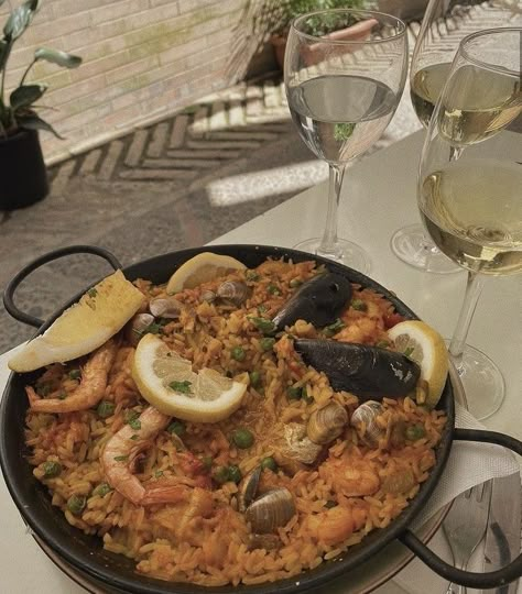 Paella Aesthetic, Spanish Plates, Tapas Spain, Madrid Food, Variety Food, Spanish Paella, Seafood Paella, Spain Food, Food Critic