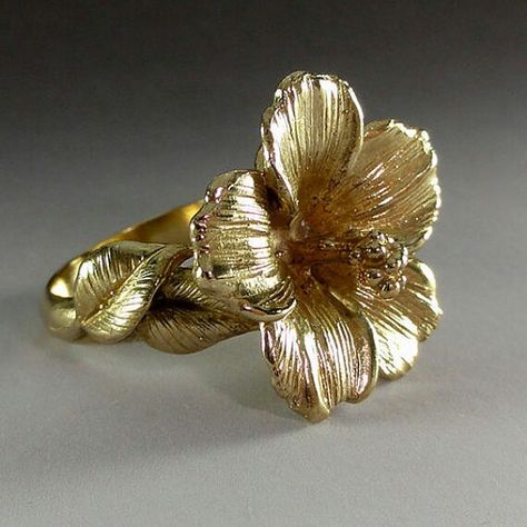 Hibiscus flower gold ring. Hibiscus Wedding, Ring Flower, Deal Of The Day, Jewelry Accessories Ideas, Dope Jewelry, Girly Accessories, Stacked Jewelry, Jewelry Lookbook, Hibiscus Flower