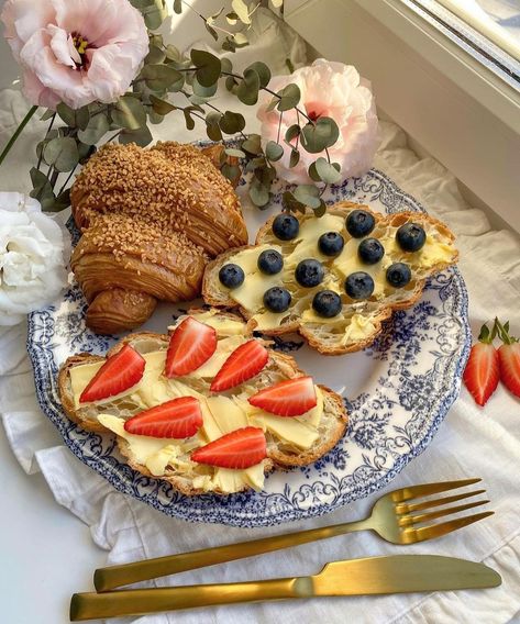 @memuary_ on Instagram: “#memuarypost” Parisian Breakfast Aesthetic, Croissant Breakfast Aesthetic, Fancy Croissants, Croissant Breakfast Ideas, Parisian Croissant, Parisian Brunch, Parisian Dinner, Parisian Breakfast, Croissant Breakfast Sandwich