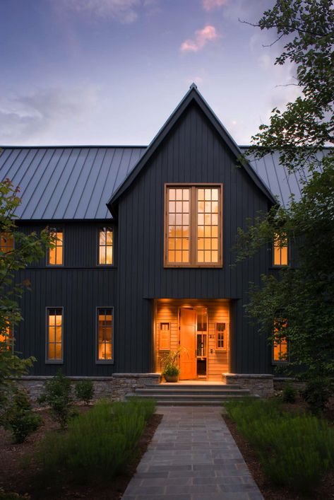 Tour this striking modern-rustic home that blurs the boundaries between indoors and out, located in Asheville, North Carolina. #architect: Carlton Architecture Display Visual Merchandising, Plan Garage, Black Houses, Vertical Siding, Dark House, Farmhouse Paint, Pintura Exterior, Interior Vintage, Exterior Paint Colors For House