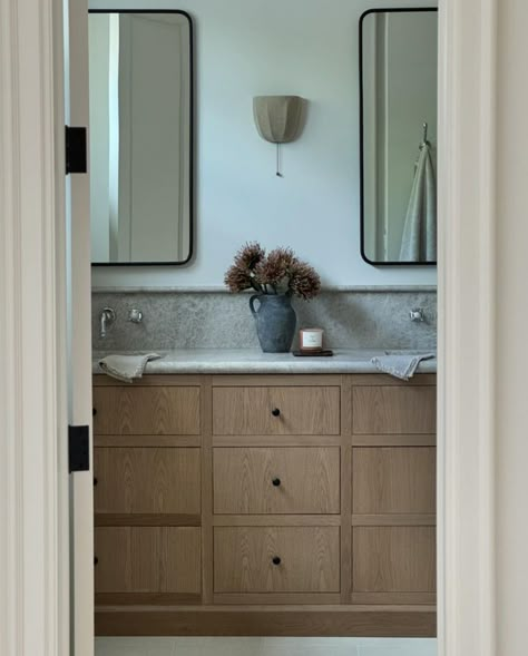 Bathroom Vanity Side Splash, Organic Guest Bathroom, His And Her Bathroom Vanities, Master Bathrooms Luxury Modern, Amber Interiors Bathroom, Bathrooms Luxury Modern, Master Bath Decor Ideas, Master Bathrooms Luxury, Organic Bathroom Design