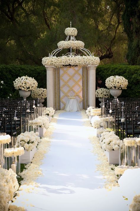 Gorgeous Wedding Ceremony Ideas - Belle the Magazine . The Wedding Blog For The Sophisticated Bride Wedding Ceremony Decorations Outdoor, White Wedding Ceremony, Wedding Ceremony Ideas, All White Wedding, Wedding Aisle Decorations, Aisle Decor, Wedding Aisle, Outdoor Wedding Ceremony, Wedding Ceremony Decorations