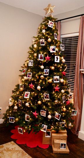 Tree by Wills Casa, via Flickr Photo Ornament Christmas Tree, Chirstmas Decor, Tree Theme, Red Christmas Decor, Creative Christmas Trees, Family Pic, Gold Christmas Decorations, Black Christmas Trees, Christmas Tree Inspiration