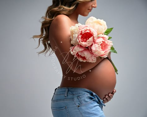 Maternity Photo Shoot Creative, Girly Maternity Pictures, Maternity Picture Themes, Unique Maternity Photoshoot Ideas, Art Maternity Photography, Roses Maternity Shoot, Pregnancy Photos With Flowers, Flower Bouquet Maternity Shoot, Prenatal Photoshoot Ideas