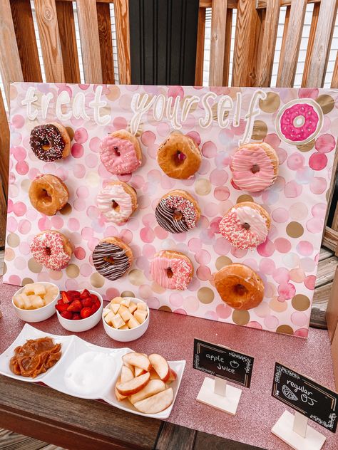 Donut Wall Diy Easy, Diy Donut Stand Dollar Stores, Donut Diy Decorations, Donut Wall Birthday, Diy Donut Stand, Donut Wall Diy, Surprise Birthday Brunch, Diy Donut Wall, Donut Pictures