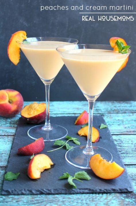 This PEACHES AND CREAM MARTINI is fun summer cocktail, perfect for sipping on the patio!  This cocktail is cool, creamy and completely delicious! Cocktail Vodka, Best Summer Cocktails, Peach Cocktail, Summer Drinks Alcohol, Smoothie King, Peach Puree, Rum Cocktails, Peaches And Cream, Peach Schnapps