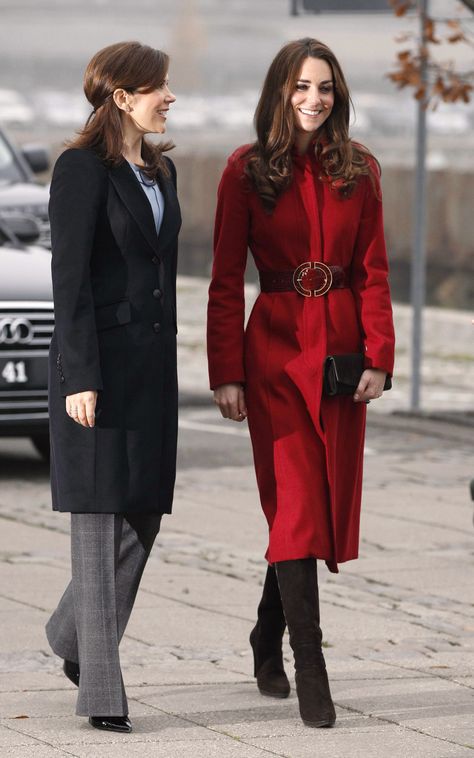 Why Crown Princess Mary of Denmark is the royal showing the Duchess of Cambridge how to master modern regal style Women In Red, Red Coats, Kroonprinses Mary, Düşes Kate, Princesse Kate Middleton, Looks Kate Middleton, Prins William, Mary Of Denmark, Quoi Porter