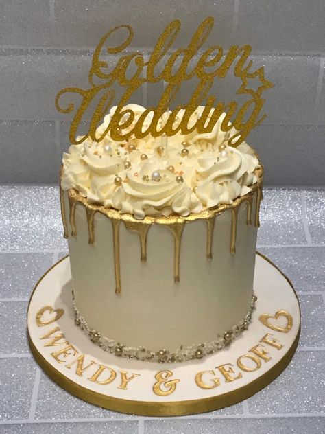 Cream And Gold Cake Design, White And Gold Cake Ideas, Golden Cake Design, White And Gold Cakes, White And Golden Cake, Gold Cake Design Birthday, Gold Theme Cake, White And Gold Birthday Cake, White And Gold Cake