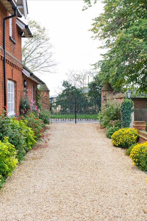 Gravel Driveway Edging, Decorative Garden Stones, Driveway Materials, Gravel Drive, Driveway Edging, Gravel Parking, Resin Driveway, Country Mansion, Gravel Driveway