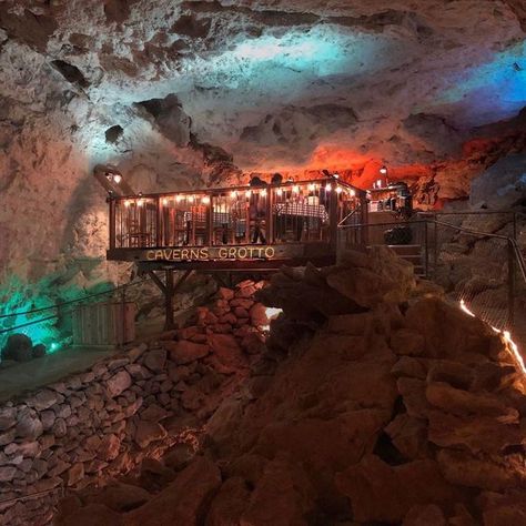 In a 345-million-year-old cave that's 200 feet underground, dinner awaits. Grand Canyon Caverns, Gastro Obscura, Travel Thoughts, Arizona Vacation, Visit Arizona, Trip Ideas, Time Out, Fun Ideas, How To Level Ground