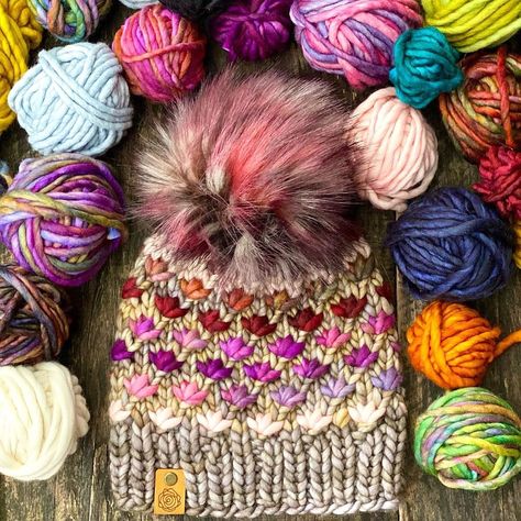 Jimmy Beans Wool | Yarn Shop 🧶 (@jimmybeanswool) • Fotos y videos de Instagram Flower Beanie, Beanie Pattern, Knit Mittens, Faux Fur Pom Pom, Yarn Shop, Fur Pom Pom, Hat Pattern, Wool Yarn, Lotus Flower