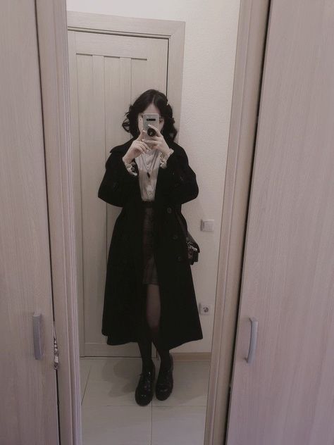 Academia Goth Outfit, Enigma Aesthetic Outfit, Gothic Fashion Winter, Vampire Academia Outfits, Ghost Aesthetic Outfit, Dark Academia Goth Outfit, Goth Outfits Girl, Vampire Girl Outfit, Gothic Academia Outfits