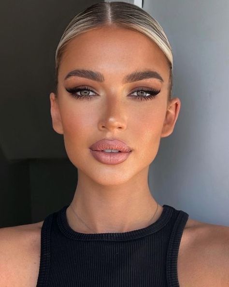 Gooey Bronze Makeup, Glowy Makeup Bronze Formal, Strong Contour Makeup, Nude Brown Makeup Looks, Smokey Makeup Brown Eyes, Bronzy Smokey Eyes, Bronze Cat Eye Makeup, Soft Glam Cat Eye, Bronze Full Glam Makeup