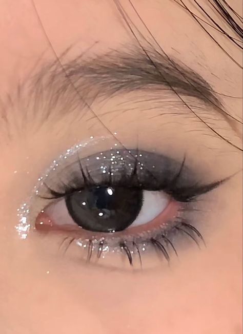 Glitter Eyeshadow Looks, Concert Makeup, Cute Eye Makeup, Doll Eye Makeup, Swag Makeup, Glitter Eye Makeup, Brown Eye, Ethereal Makeup, Pinterest Makeup